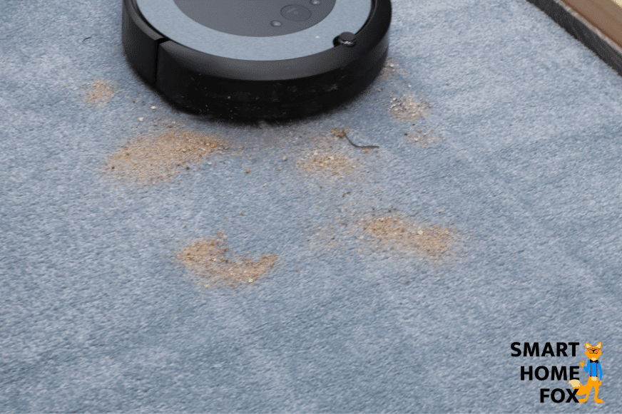 Der Roomba i3 saugt Sand auf einem hochflorigen Teppich